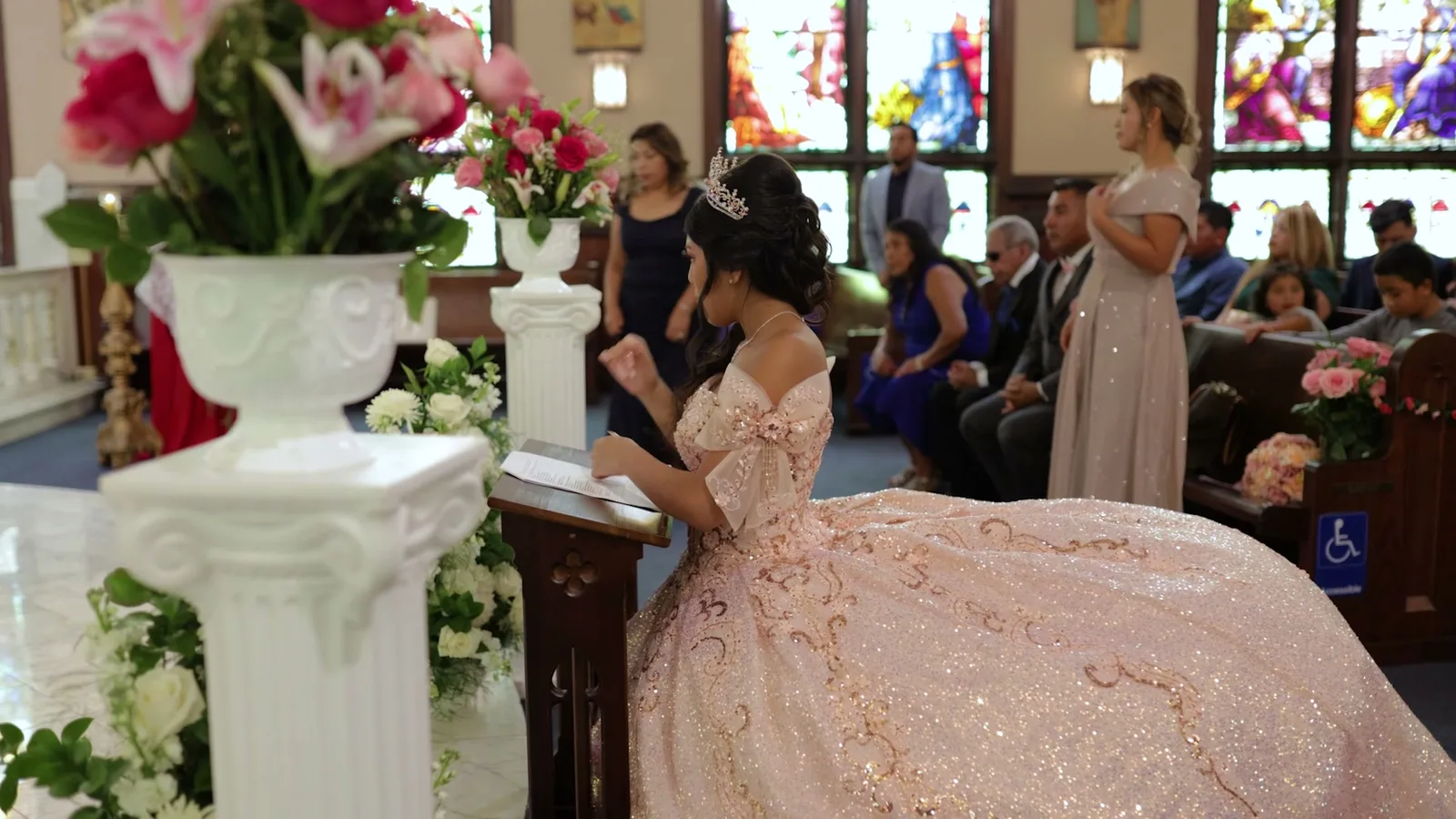 Quinceañera con su mamá antes de la fiesta, fotografía de XV años en El Salvador