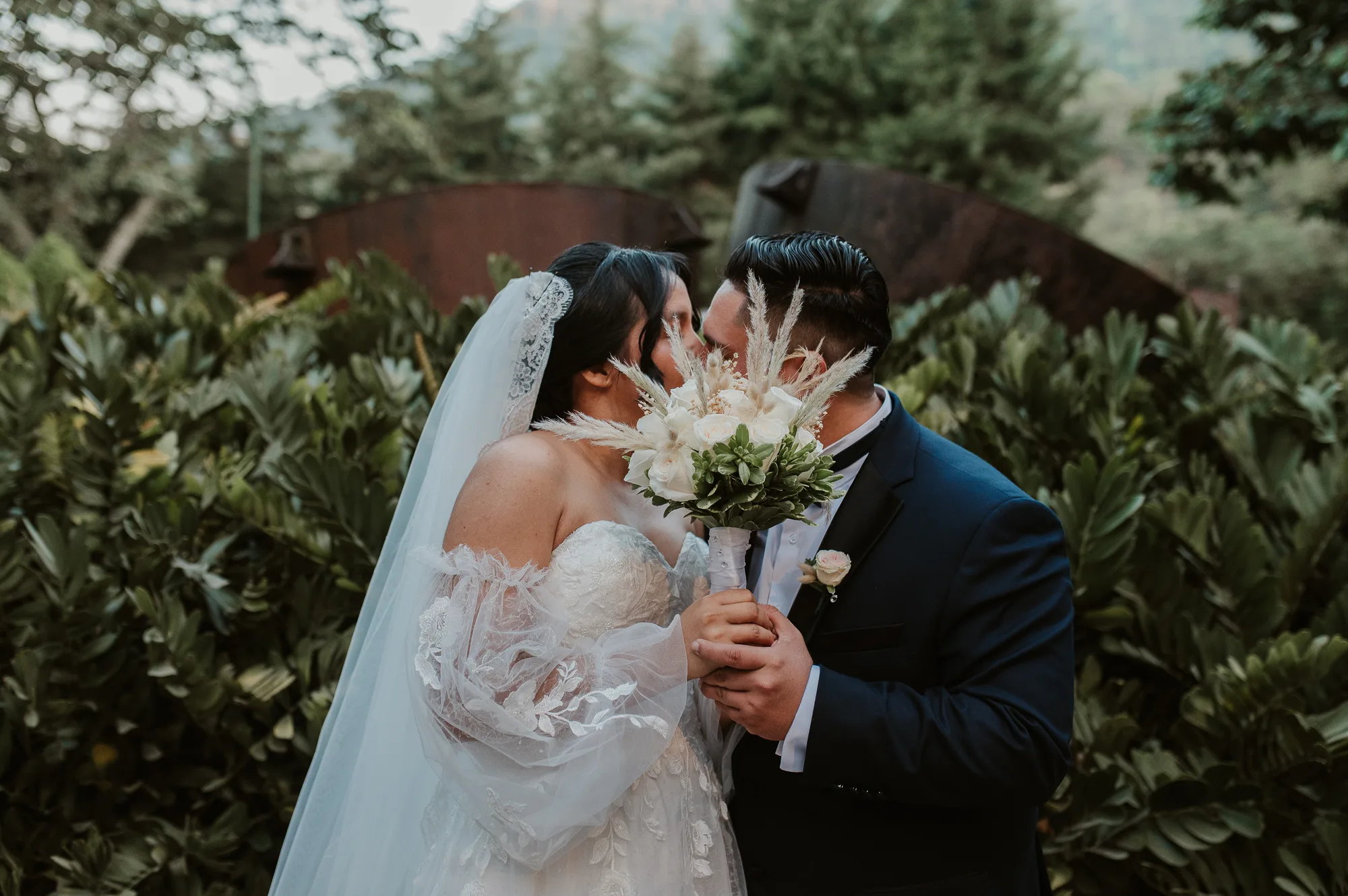 Los novios tras el ramo