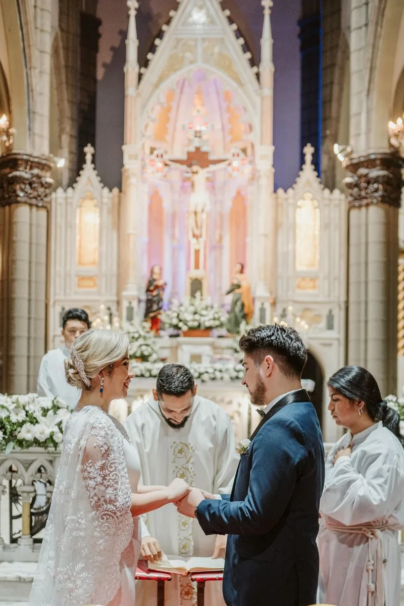 Los novios en el altar