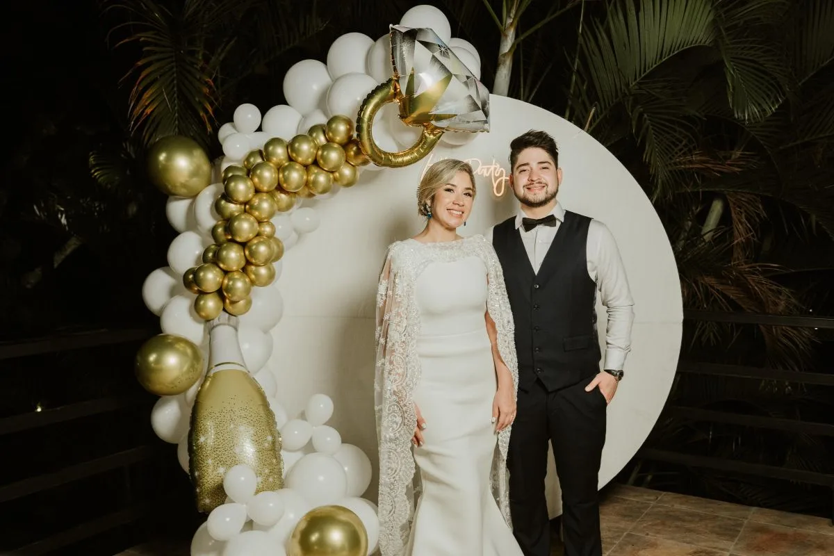 Los novios en el arco de globos